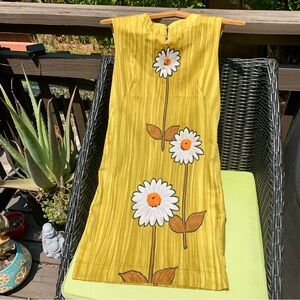 Gorgeous VINTAGE 1960s Mod Mustard Yellow Sleeveless Shift Dress Daisy Design